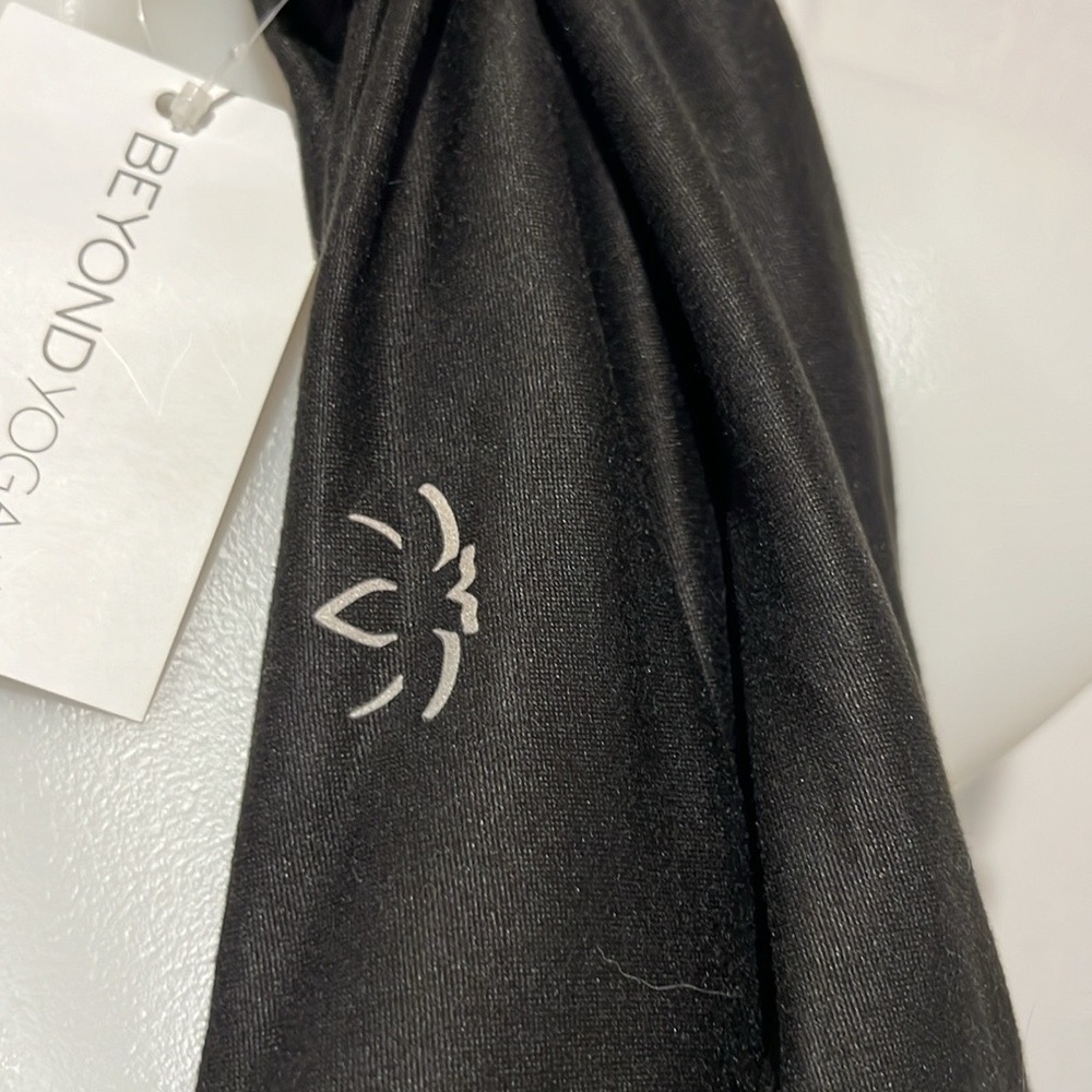Beyond Yoga black pocket infinity scarf NWT - Picture 3 of 6